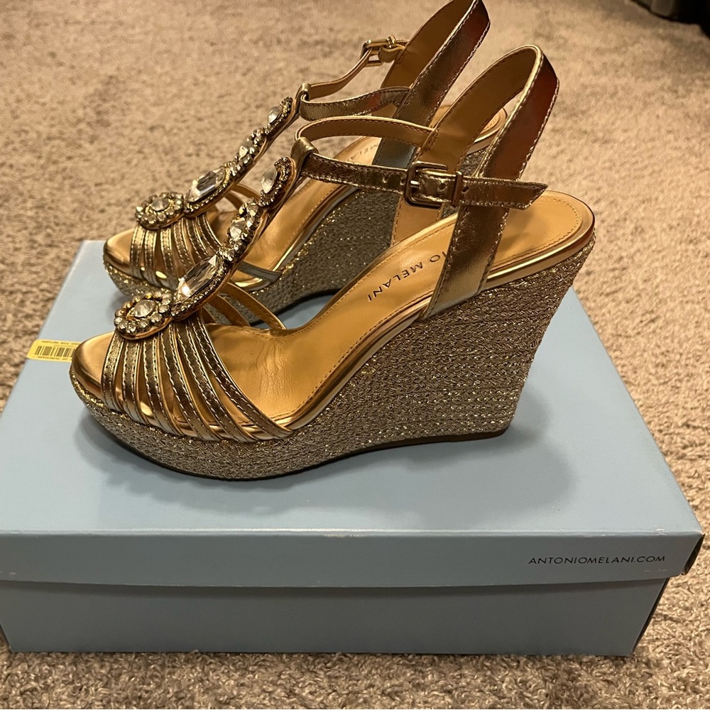 Antonio Melani size 7 gold wedges